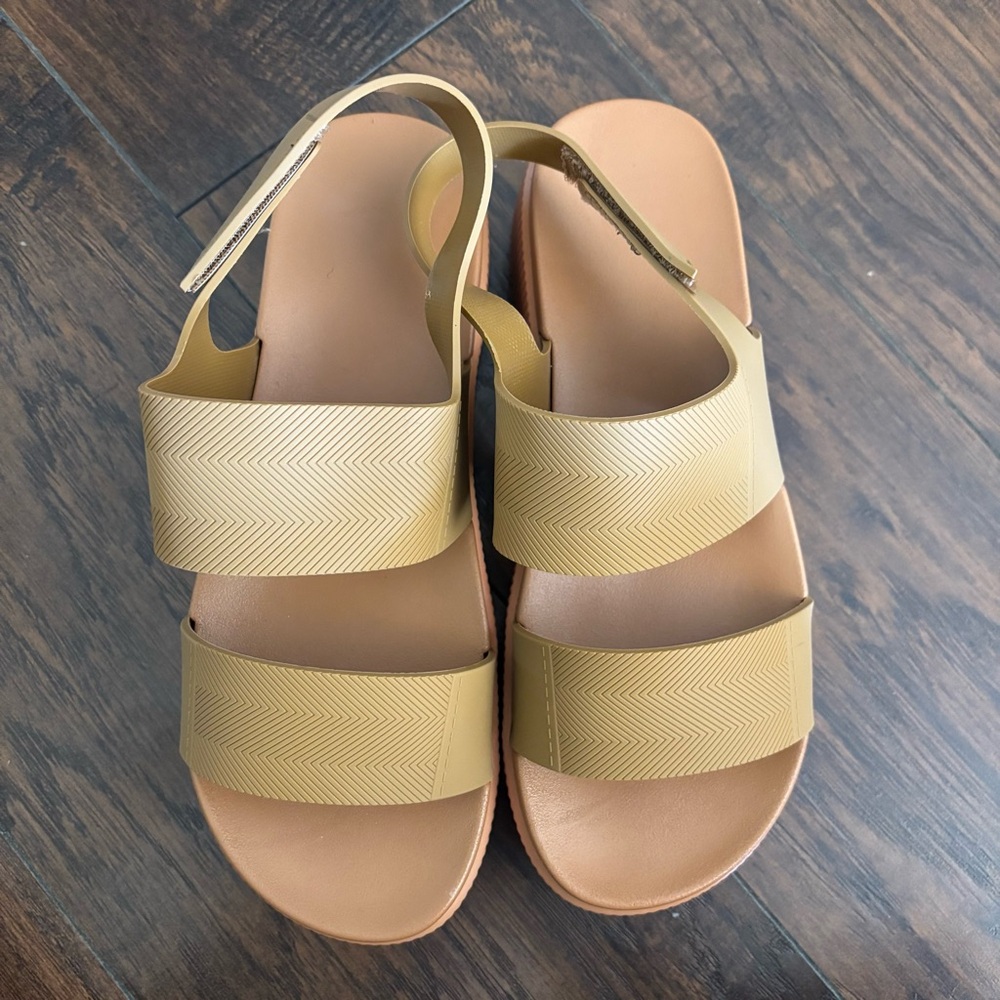 Stylish Women's Sandals with Pink Soles - Picture 4 of 6